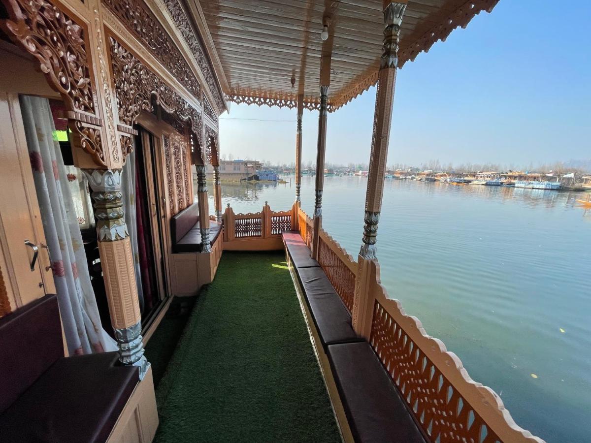 Floating Young Gulshan Houseboat Srīnagar Extérieur photo