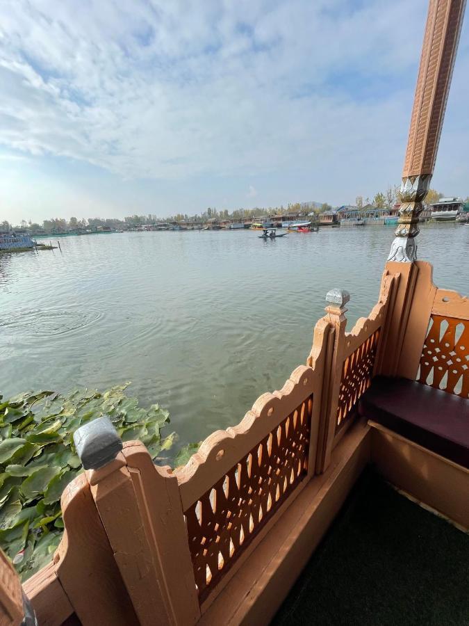 Floating Young Gulshan Houseboat Srīnagar Extérieur photo