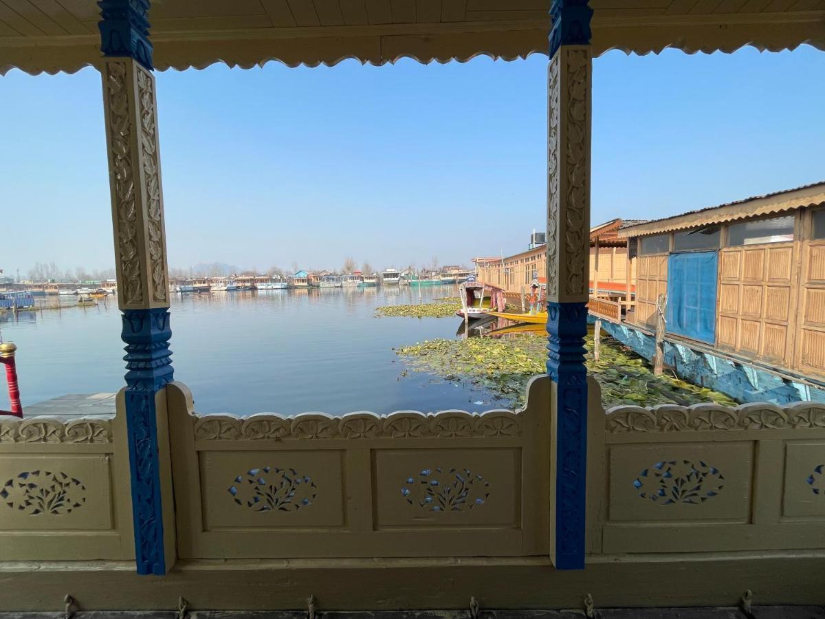 Floating Young Gulshan Houseboat Srīnagar Extérieur photo