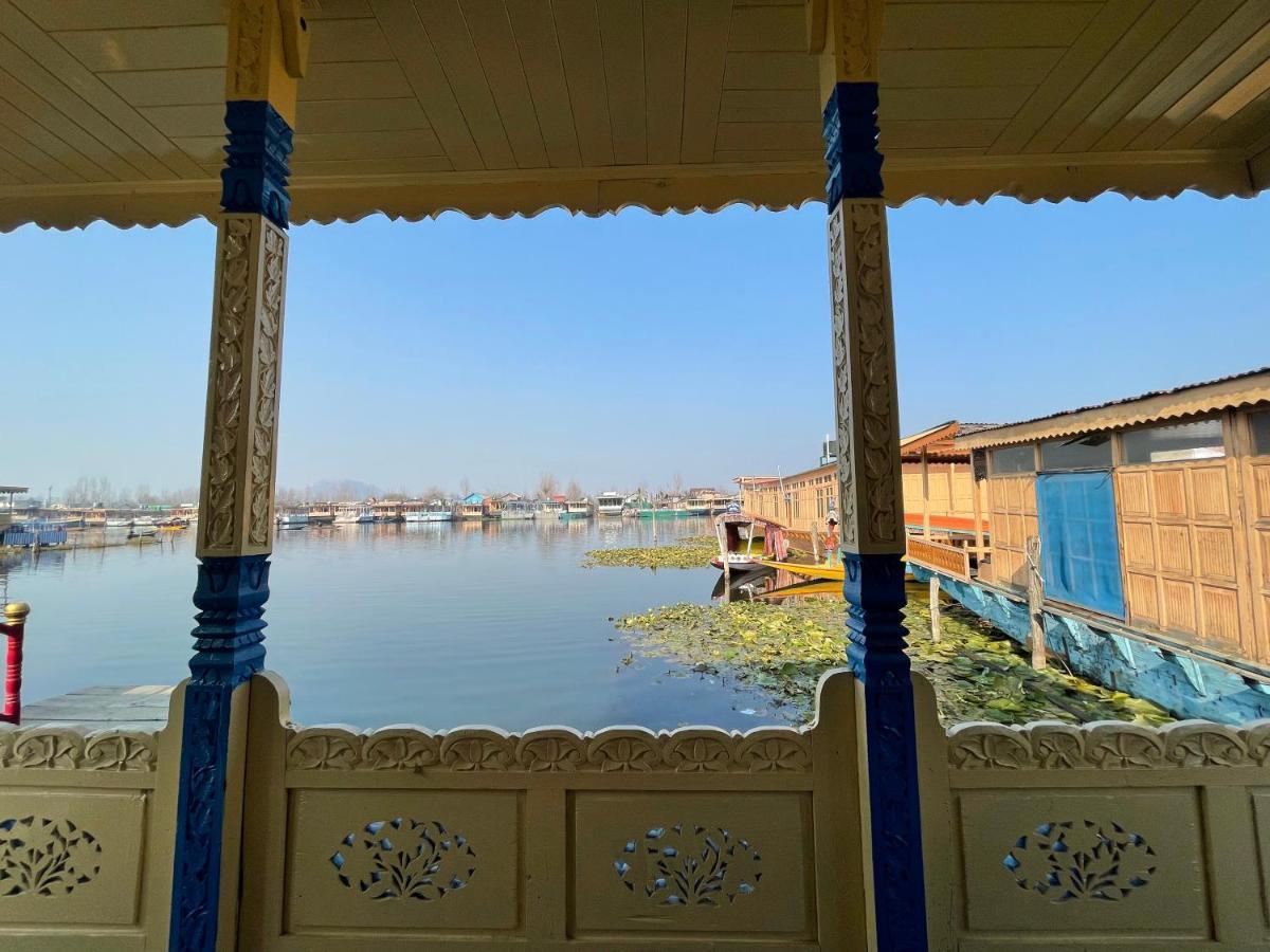 Floating Young Gulshan Houseboat Srīnagar Extérieur photo