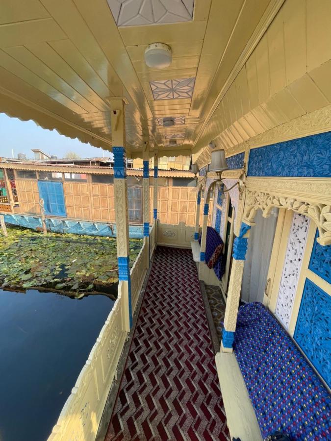 Floating Young Gulshan Houseboat Srīnagar Extérieur photo