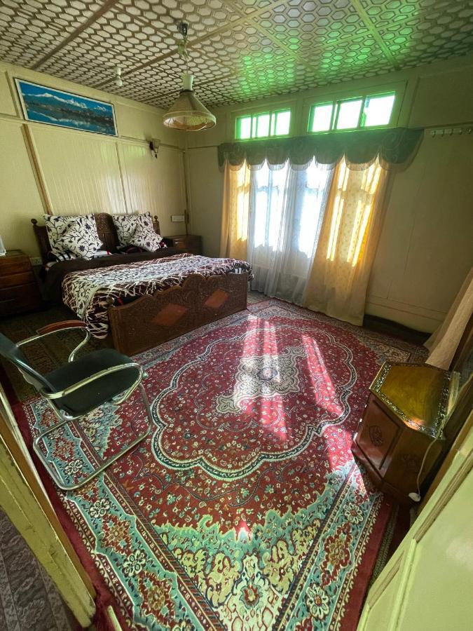 Floating Young Gulshan Houseboat Srīnagar Extérieur photo