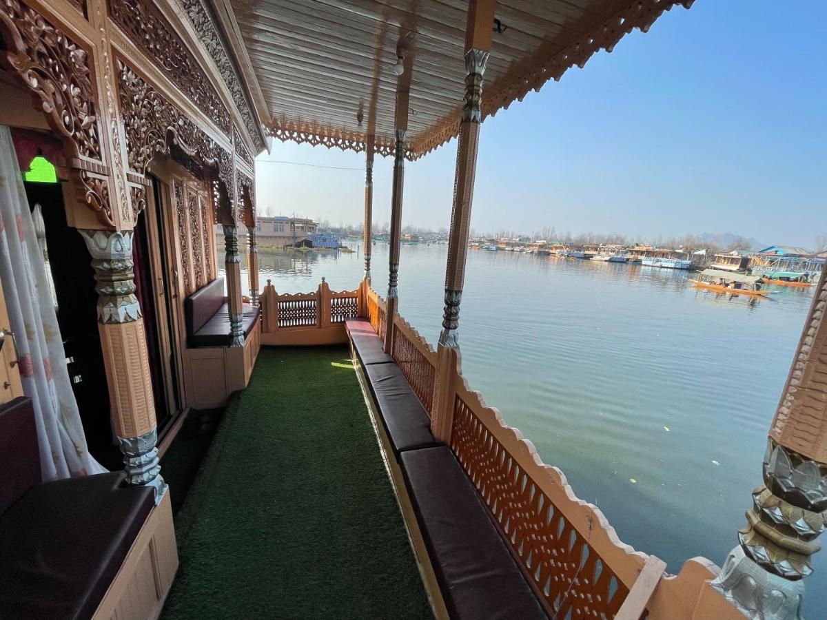 Floating Young Gulshan Houseboat Srīnagar Extérieur photo