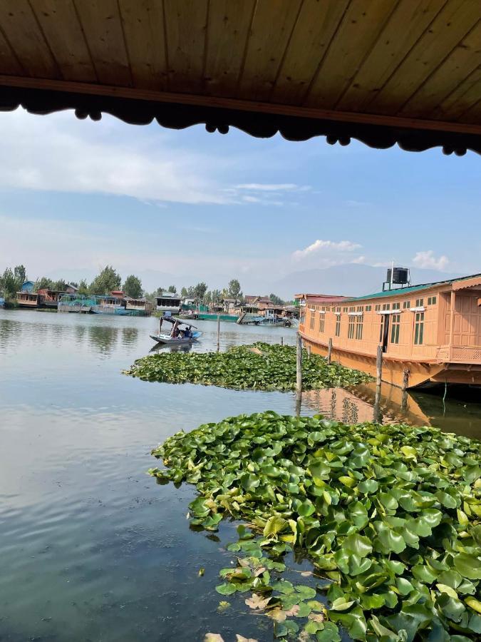 Floating Young Gulshan Houseboat Srīnagar Extérieur photo