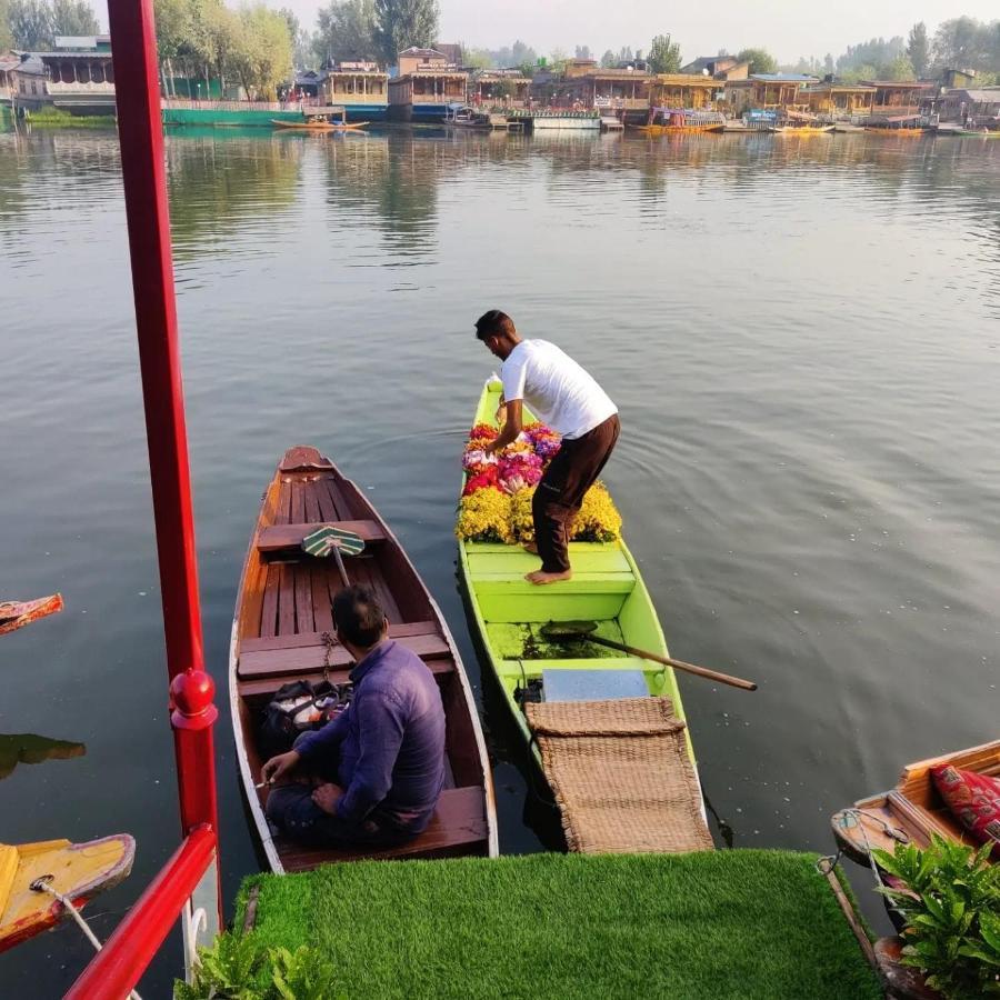 Floating Young Gulshan Houseboat Srīnagar Extérieur photo