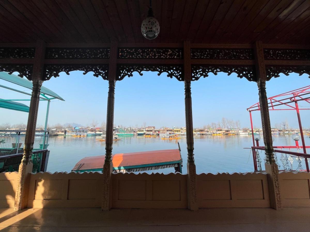 Floating Young Gulshan Houseboat Srīnagar Extérieur photo