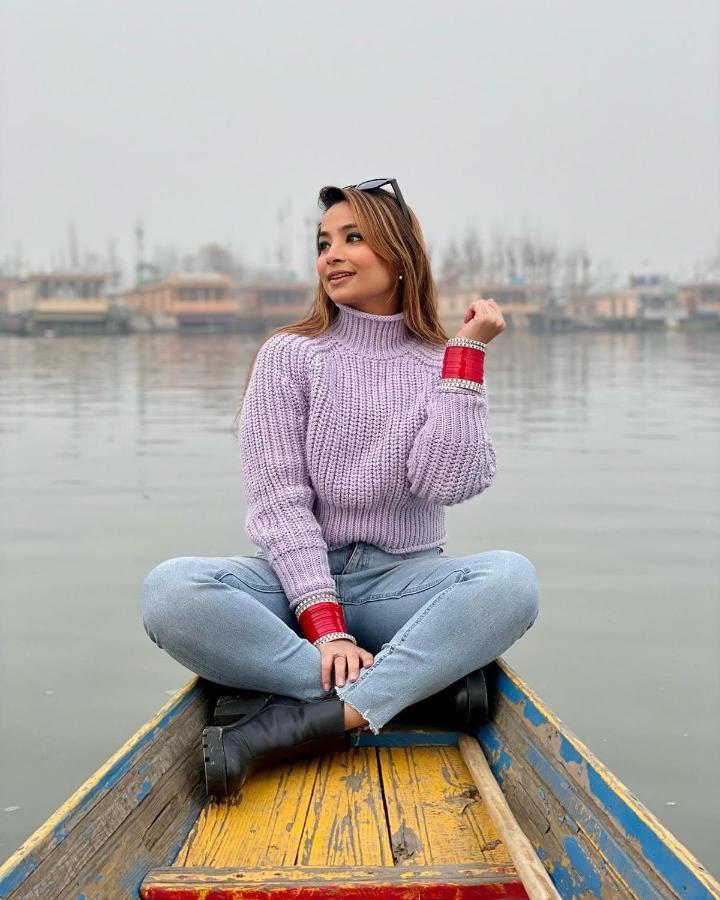 Floating Young Gulshan Houseboat Srīnagar Extérieur photo