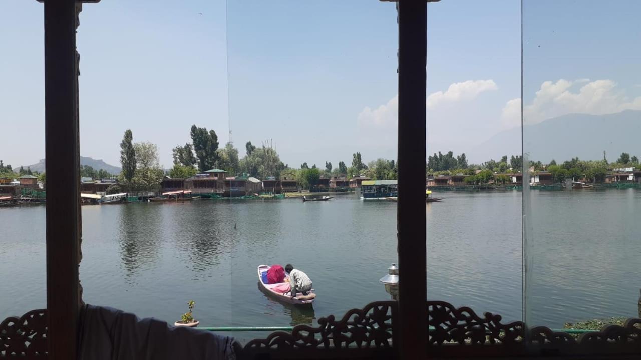 Floating Young Gulshan Houseboat Srīnagar Extérieur photo